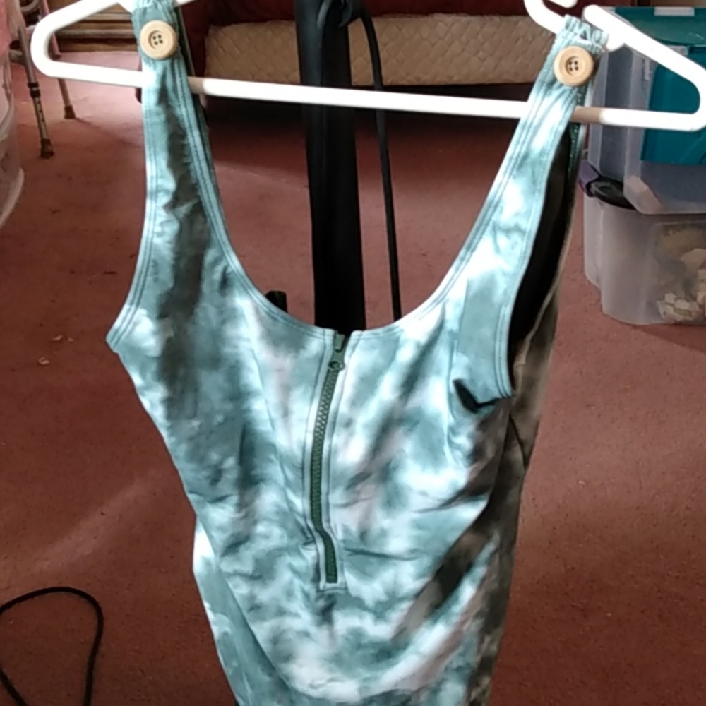 Cyn & Luca women's plus size (XL) one piece swimsuit with deco zipper in front.